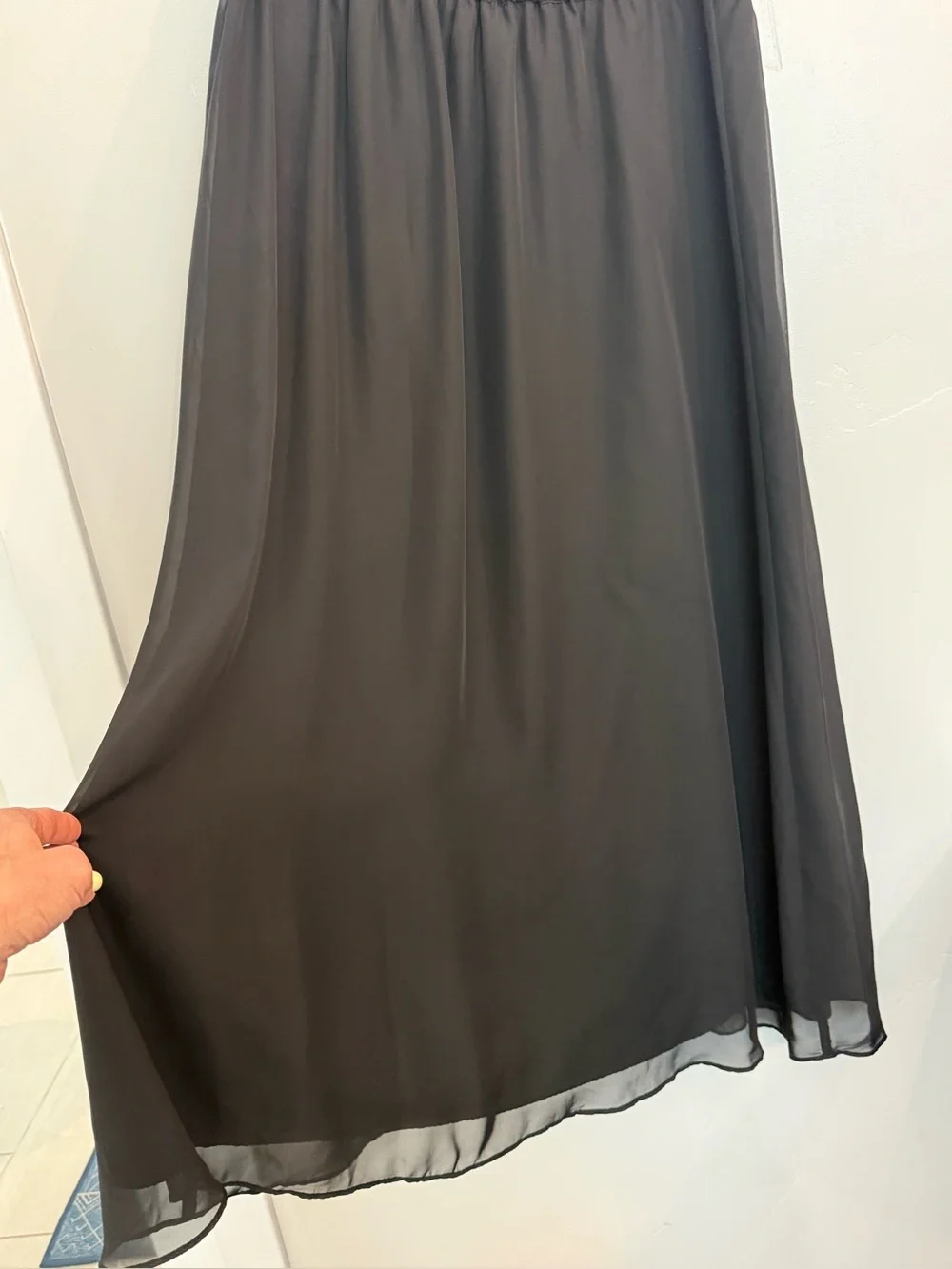 Old Navy Black Flowing Maxi Skirt. Size Medium
